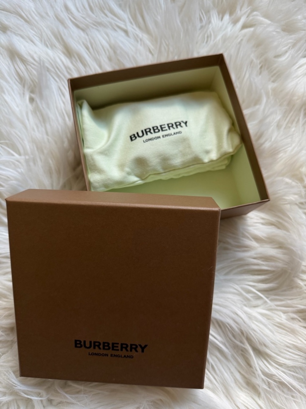 EUC Burberry leather card holder - Picture 10 of 11